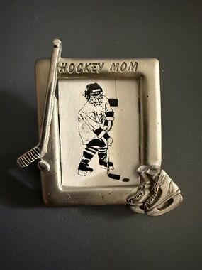vintage "JJ" Jonette Jewelry matte silver pewter "HOCKEY MOM" photo brooch pin